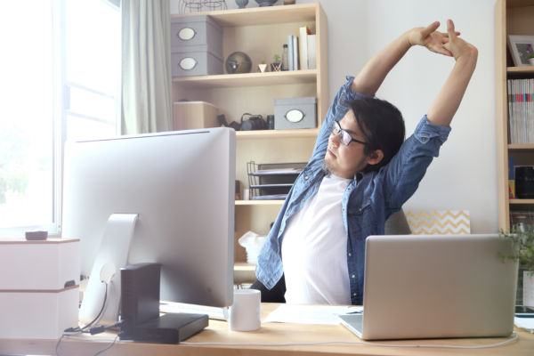 body language stretching arms above head